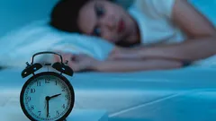 Zašto se uvijek budim oko 3–4 ujutro? Evo najčešćih razloga i što možete poduzeti.