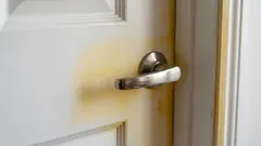 Kako očistiti ogrebanu bijelu lakovanu vrata bez brušenja