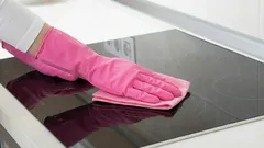 Zašto se na indukcijskoj ploči pojavljuju ogrebotine — najčešće pogreške pri održavanju