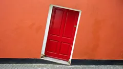 Da li vrata grebu pod? Podesite šarke i obnovite jednake razmake.