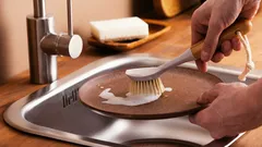 Spužva ili četka za pranje posuđa: što je higijenskije i praktičnije u svakoj kuhinji