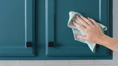 Kako brzo i sigurno ukloniti ljepljivi masni sloj s kuhinjskih elemenata