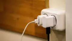 Ostavljate li punjač priključen u struju? Evo zašto to nije tako bezopasna navika.