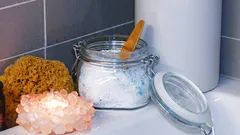 Vlažnost u kupaonici: jeftin kućni lijek sa soli koji možete napraviti u minuti